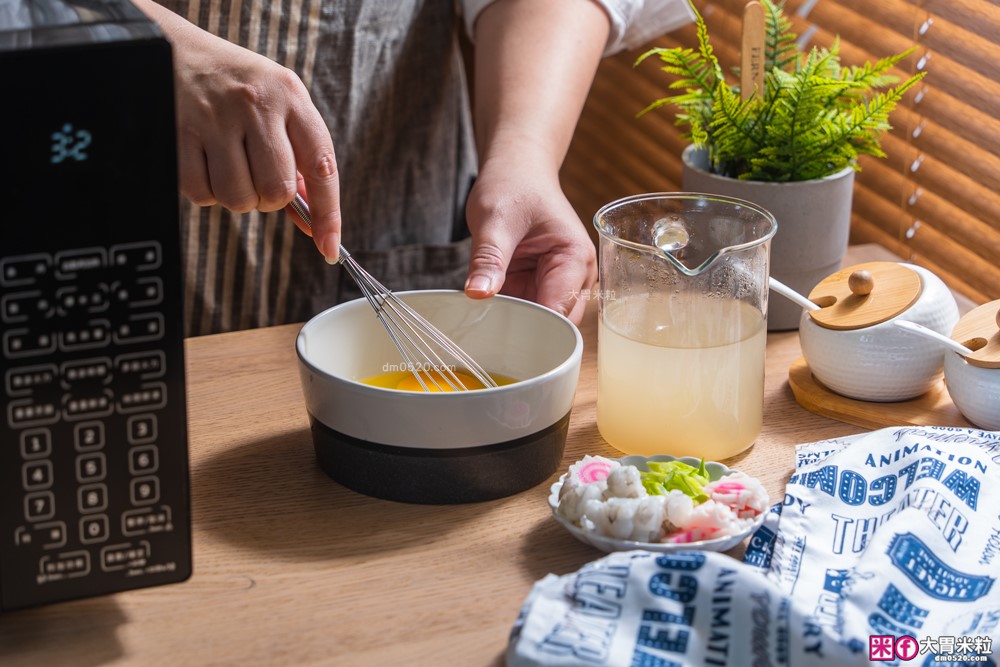 半夜吃宵夜不擾人「only偷偷呷26L變頻低噪微波爐」開箱~靜音模式+質感美型黑，上班族深夜救星│變頻微波爐推薦