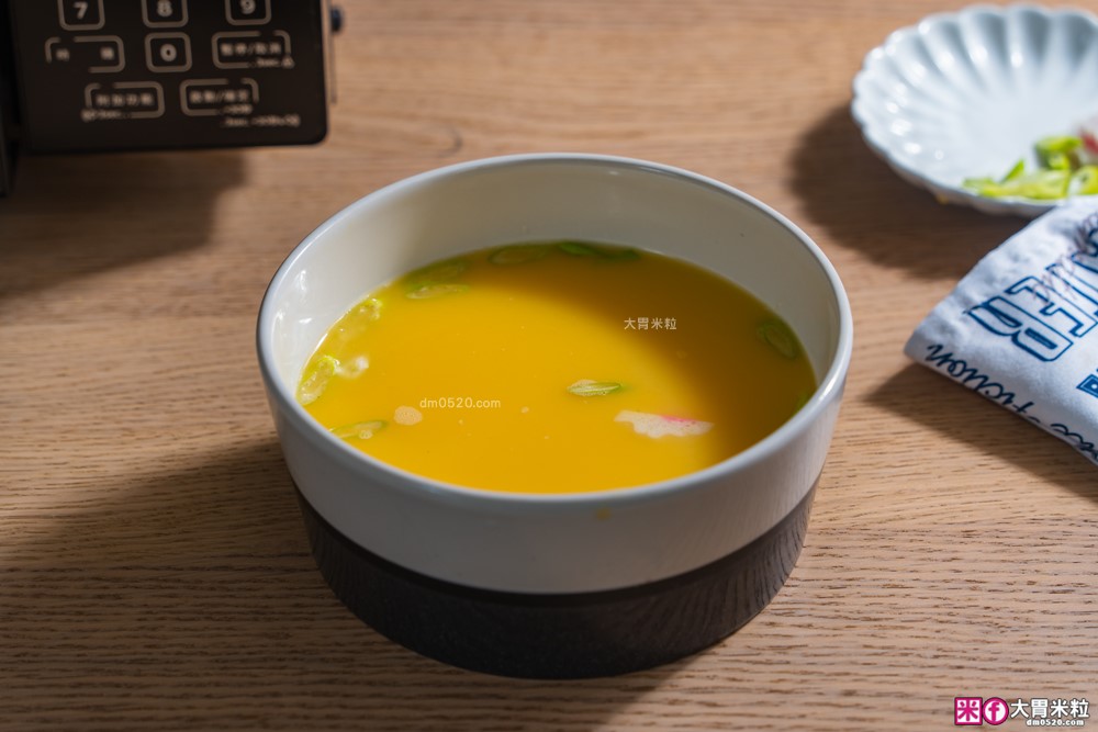 半夜吃宵夜不擾人「only偷偷呷26L變頻低噪微波爐」開箱~靜音模式+質感美型黑，上班族深夜救星│變頻微波爐推薦