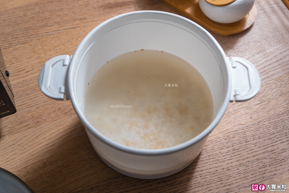 半夜吃宵夜不擾人「only偷偷呷26L變頻低噪微波爐」開箱~靜音模式+質感美型黑，上班族深夜救星│變頻微波爐推薦