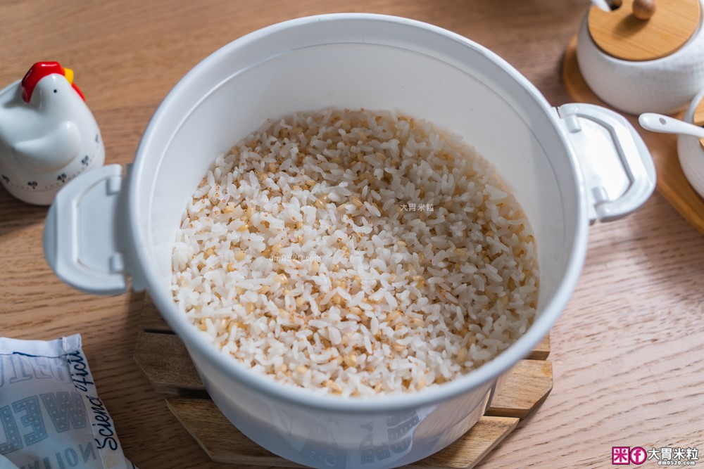 半夜吃宵夜不擾人「only偷偷呷26L變頻低噪微波爐」開箱~靜音模式+質感美型黑，上班族深夜救星│變頻微波爐推薦