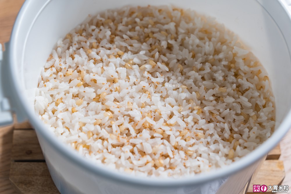 半夜吃宵夜不擾人「only偷偷呷26L變頻低噪微波爐」開箱~靜音模式+質感美型黑，上班族深夜救星│變頻微波爐推薦