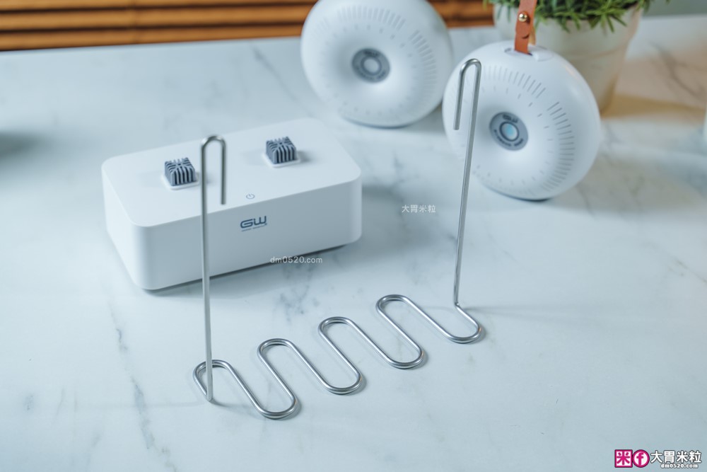 梅雨季省錢防潮小撇步「GW水玻璃│2.0甜甜圈雙效除濕組」免插電免耗材免倒水～租屋族+攝影人必備神器！
