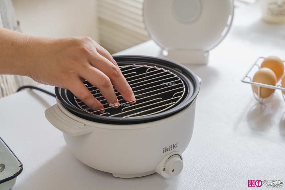 租屋族料理神器「ikiiki 和風多功能料理鍋」蒸煎炸煮鍋+凹槽防油罩+可堆疊~超省空間│多功能料理鍋推薦
