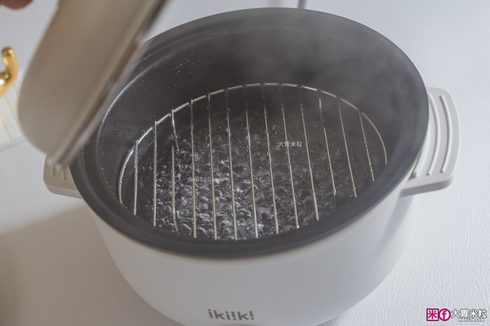 租屋族料理神器「ikiiki 和風多功能料理鍋」蒸煎炸煮鍋+凹槽防油罩+可堆疊~超省空間│多功能料理鍋推薦