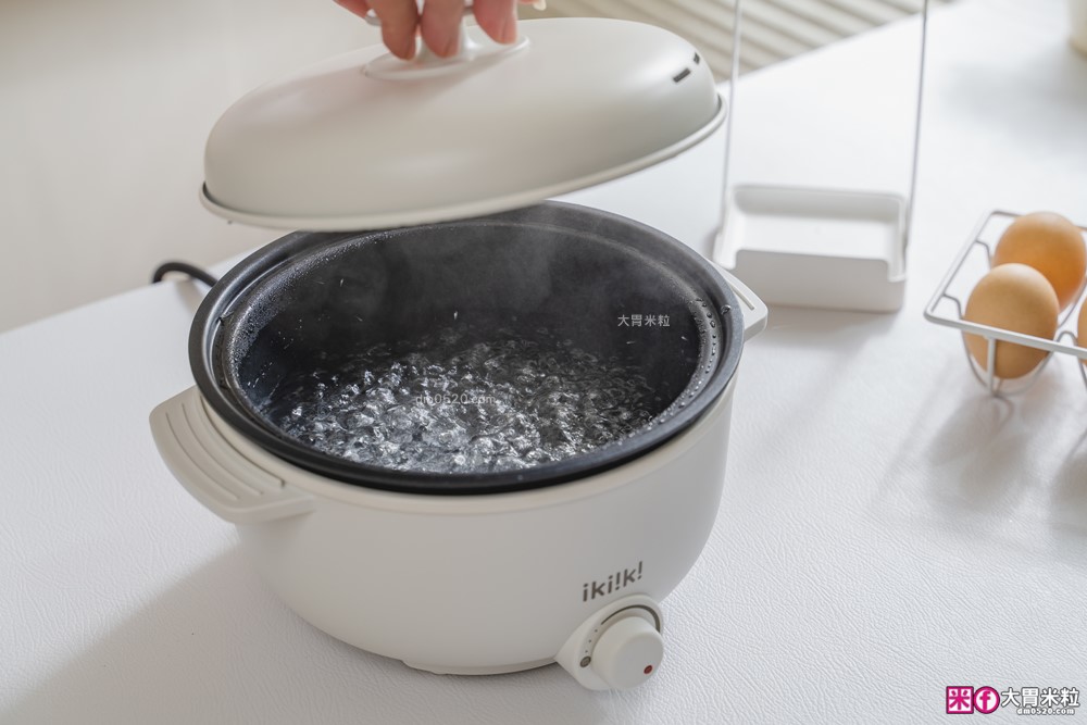租屋族料理神器「ikiiki 和風多功能料理鍋」蒸煎炸煮鍋+凹槽防油罩+可堆疊~超省空間│多功能料理鍋推薦