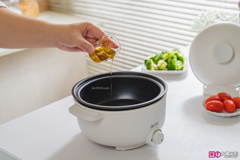 租屋族料理神器「ikiiki 和風多功能料理鍋」蒸煎炸煮鍋+凹槽防油罩+可堆疊~超省空間│多功能料理鍋推薦