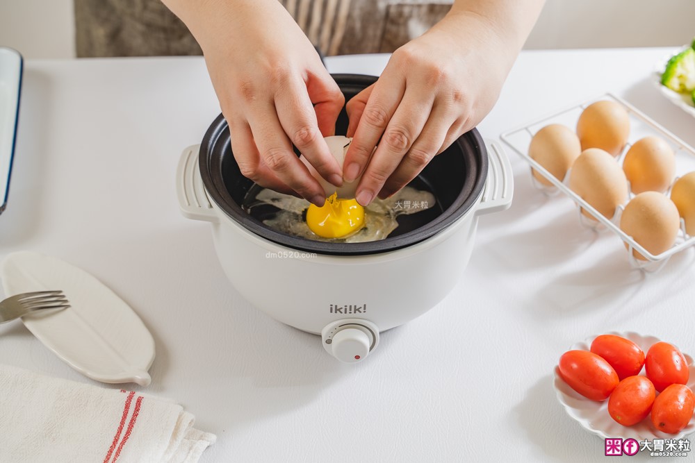 租屋族料理神器「ikiiki 和風多功能料理鍋」蒸煎炸煮鍋+凹槽防油罩+可堆疊~超省空間│多功能料理鍋推薦