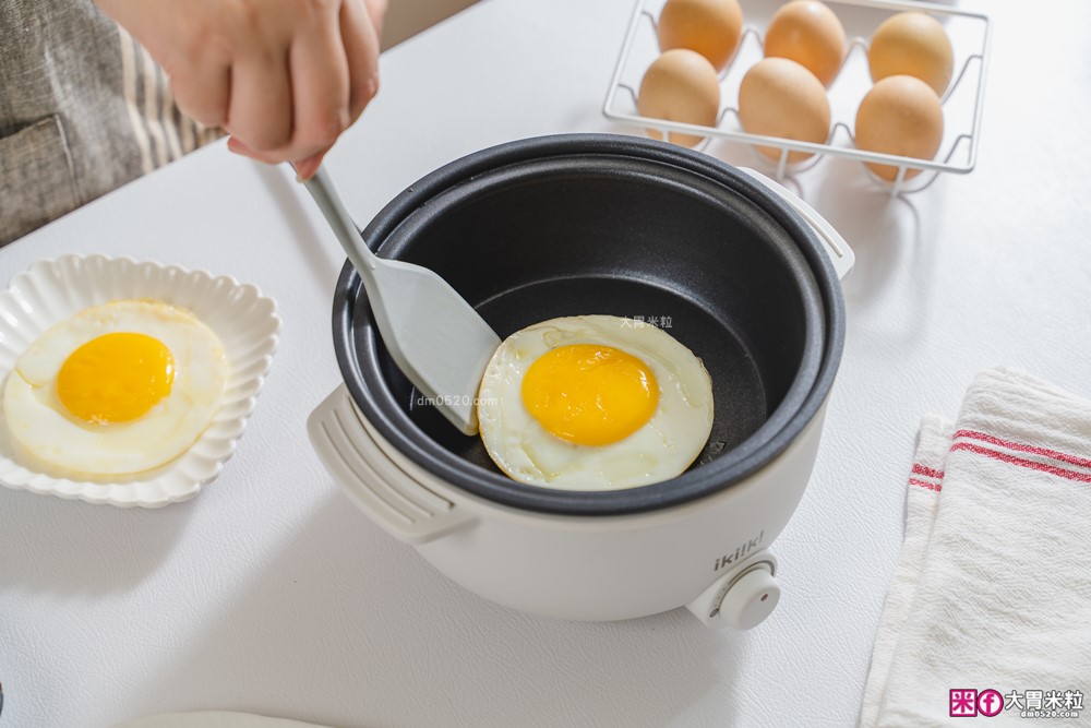 租屋族料理神器「ikiiki 和風多功能料理鍋」蒸煎炸煮鍋+凹槽防油罩+可堆疊~超省空間│多功能料理鍋推薦