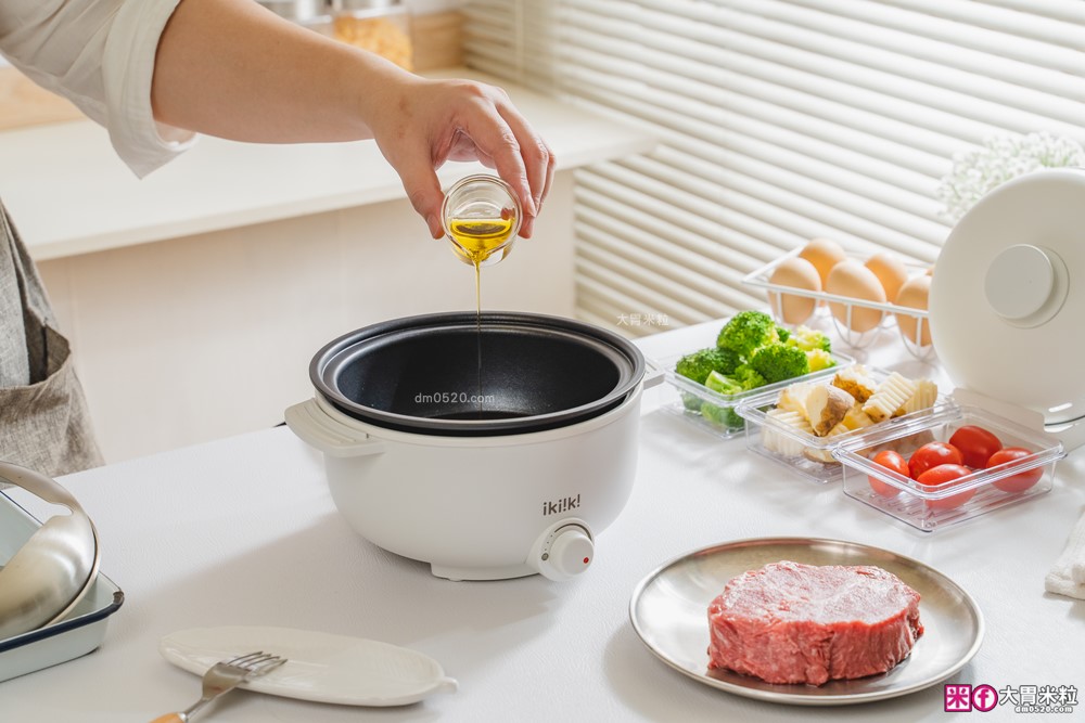 租屋族料理神器「ikiiki 和風多功能料理鍋」蒸煎炸煮鍋+凹槽防油罩+可堆疊~超省空間│多功能料理鍋推薦