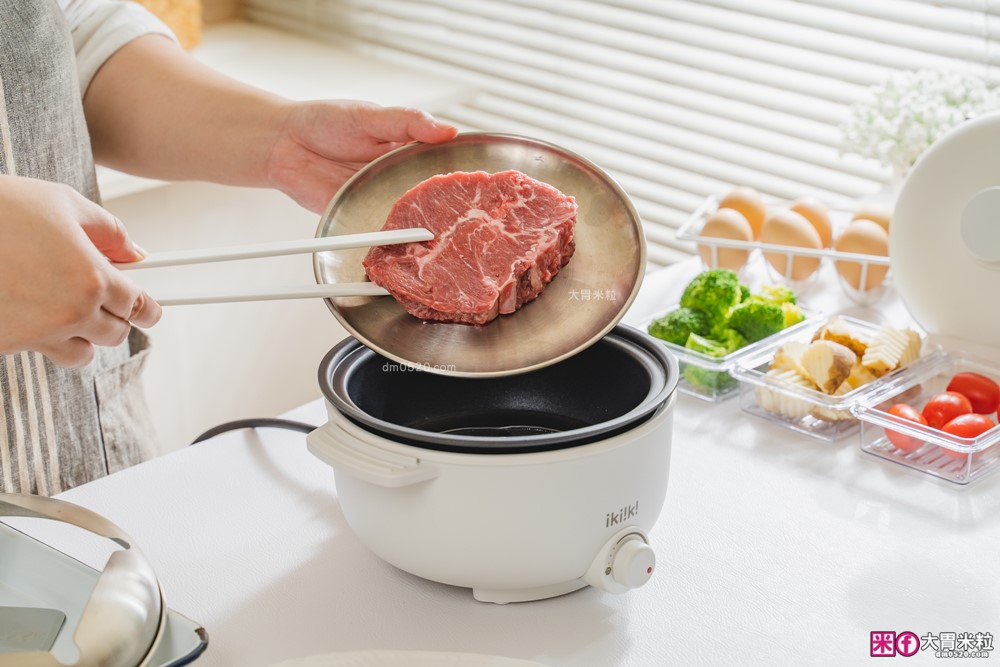 租屋族料理神器「ikiiki 和風多功能料理鍋」蒸煎炸煮鍋+凹槽防油罩+可堆疊~超省空間│多功能料理鍋推薦