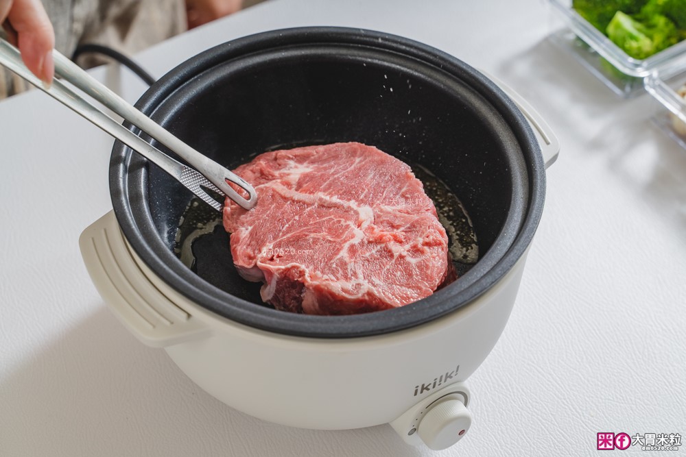 租屋族料理神器「ikiiki 和風多功能料理鍋」蒸煎炸煮鍋+凹槽防油罩+可堆疊~超省空間│多功能料理鍋推薦