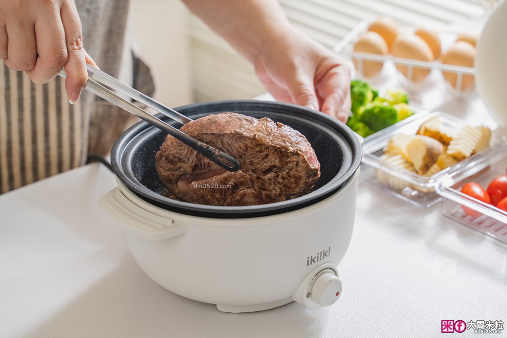 租屋族料理神器「ikiiki 和風多功能料理鍋」蒸煎炸煮鍋+凹槽防油罩+可堆疊~超省空間│多功能料理鍋推薦