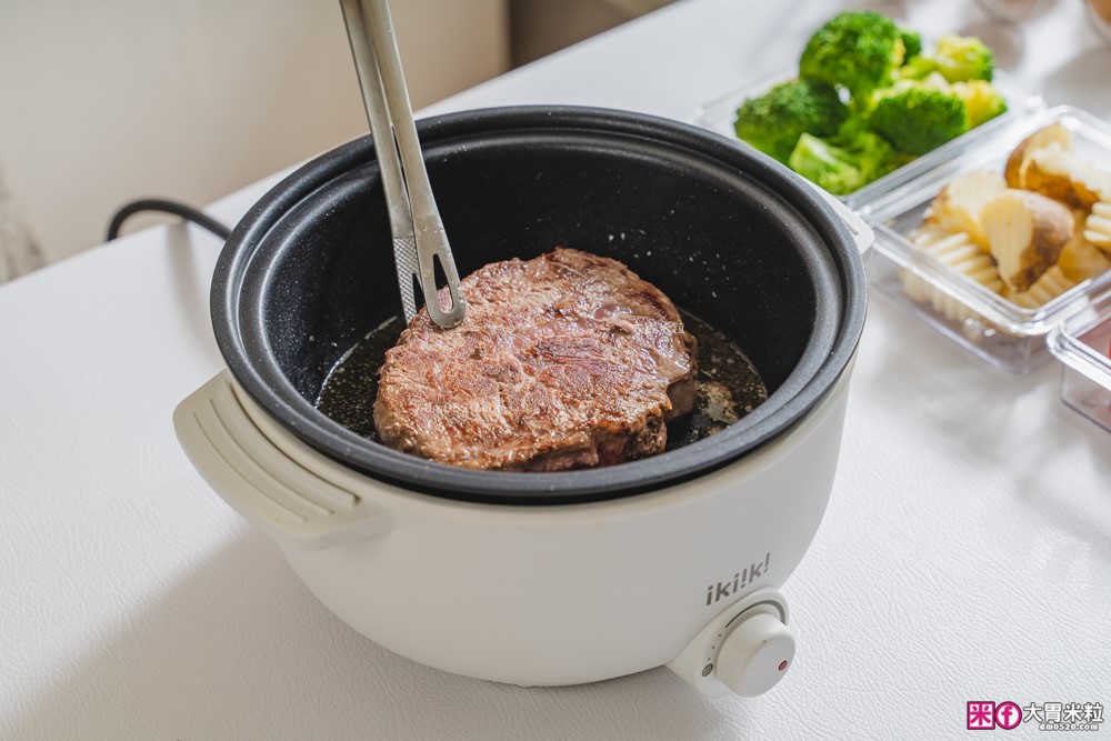 租屋族料理神器「ikiiki 和風多功能料理鍋」蒸煎炸煮鍋+凹槽防油罩+可堆疊~超省空間│多功能料理鍋推薦