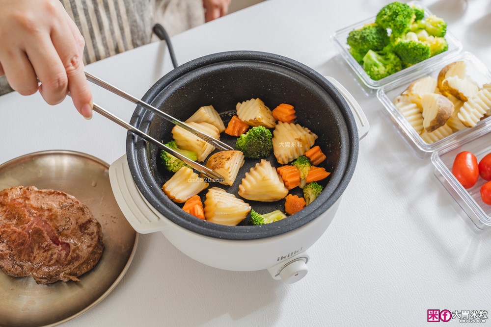 租屋族料理神器「ikiiki 和風多功能料理鍋」蒸煎炸煮鍋+凹槽防油罩+可堆疊~超省空間│多功能料理鍋推薦