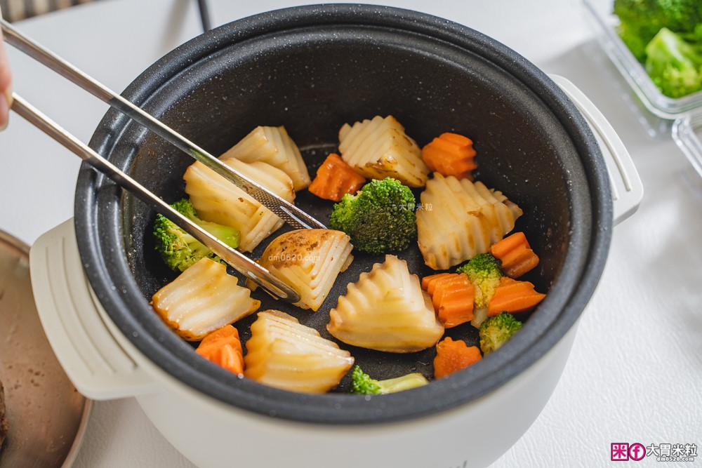 租屋族料理神器「ikiiki 和風多功能料理鍋」蒸煎炸煮鍋+凹槽防油罩+可堆疊~超省空間│多功能料理鍋推薦