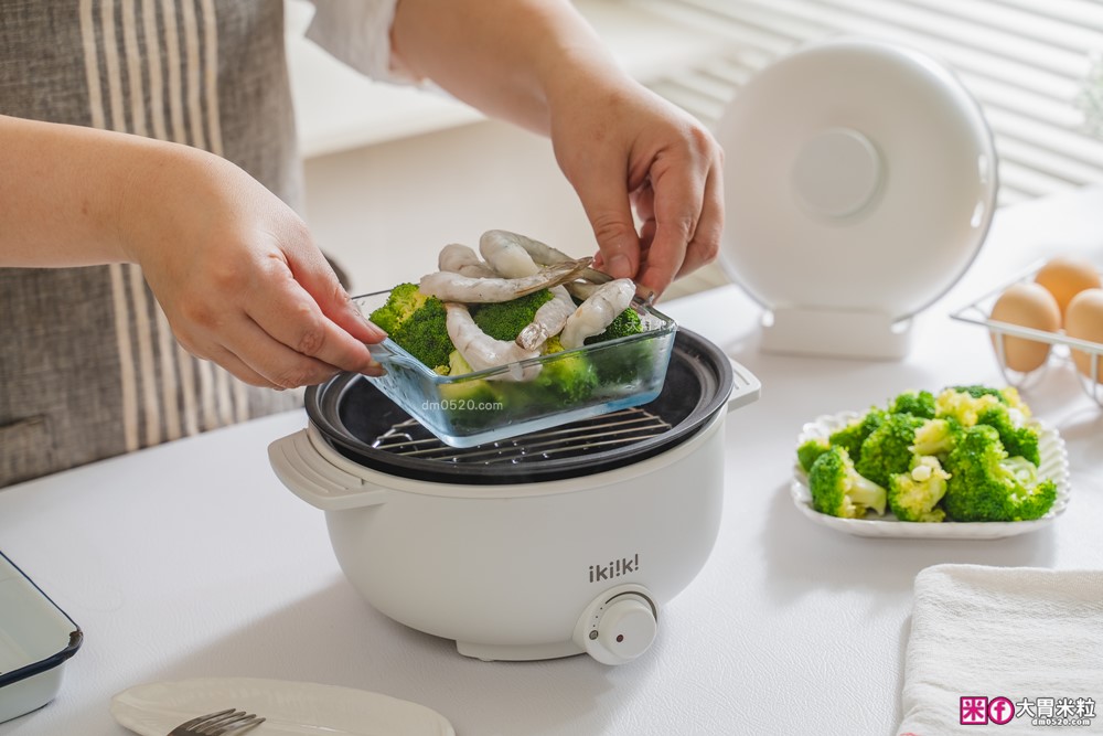 租屋族料理神器「ikiiki 和風多功能料理鍋」蒸煎炸煮鍋+凹槽防油罩+可堆疊~超省空間│多功能料理鍋推薦