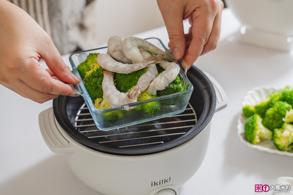 租屋族料理神器「ikiiki 和風多功能料理鍋」蒸煎炸煮鍋+凹槽防油罩+可堆疊~超省空間│多功能料理鍋推薦
