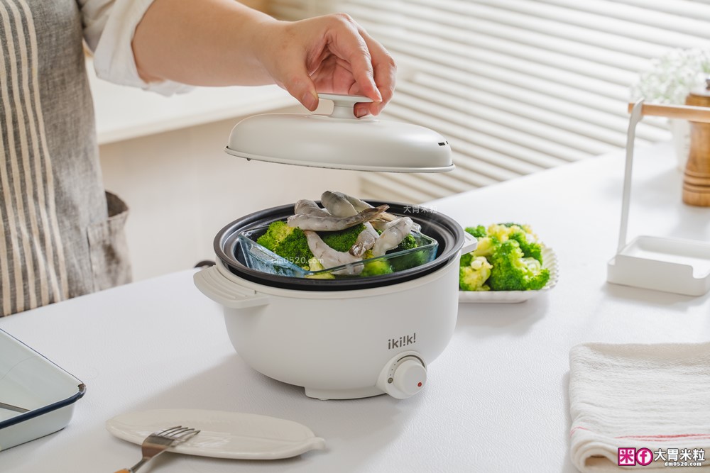 租屋族料理神器「ikiiki 和風多功能料理鍋」蒸煎炸煮鍋+凹槽防油罩+可堆疊~超省空間│多功能料理鍋推薦