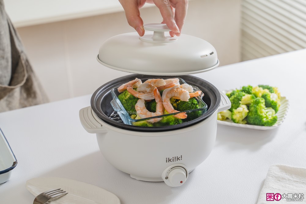 租屋族料理神器「ikiiki 和風多功能料理鍋」蒸煎炸煮鍋+凹槽防油罩+可堆疊~超省空間│多功能料理鍋推薦