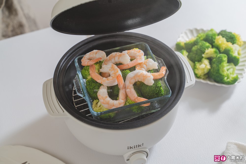 租屋族料理神器「ikiiki 和風多功能料理鍋」蒸煎炸煮鍋+凹槽防油罩+可堆疊~超省空間│多功能料理鍋推薦