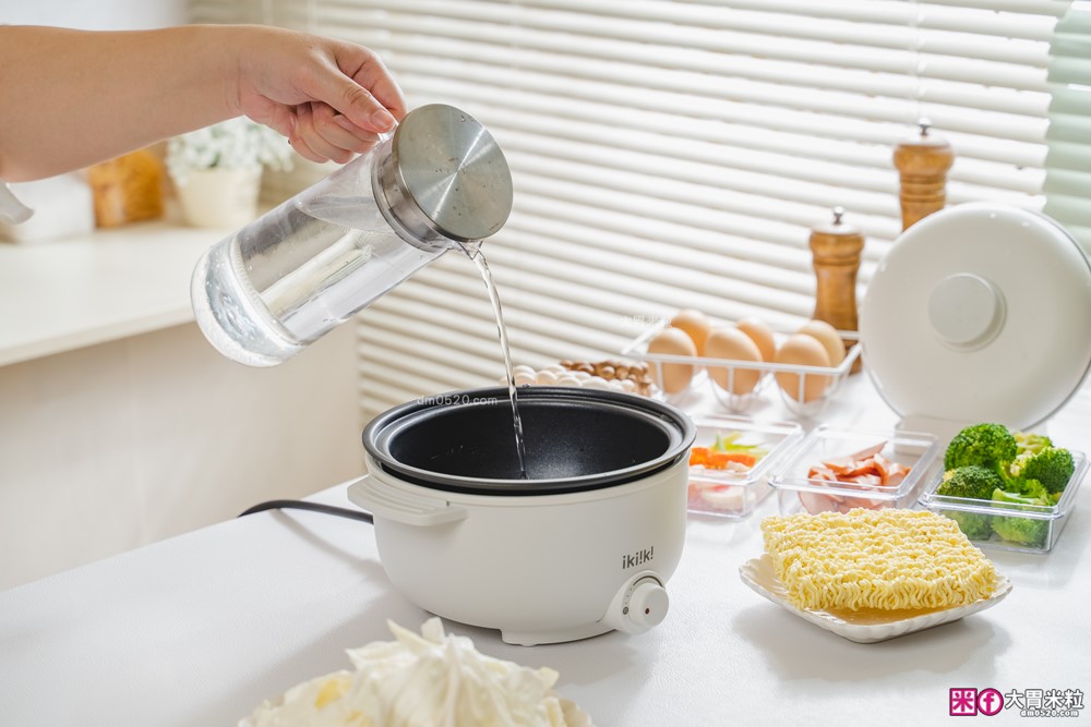 租屋族料理神器「ikiiki 和風多功能料理鍋」蒸煎炸煮鍋+凹槽防油罩+可堆疊~超省空間│多功能料理鍋推薦