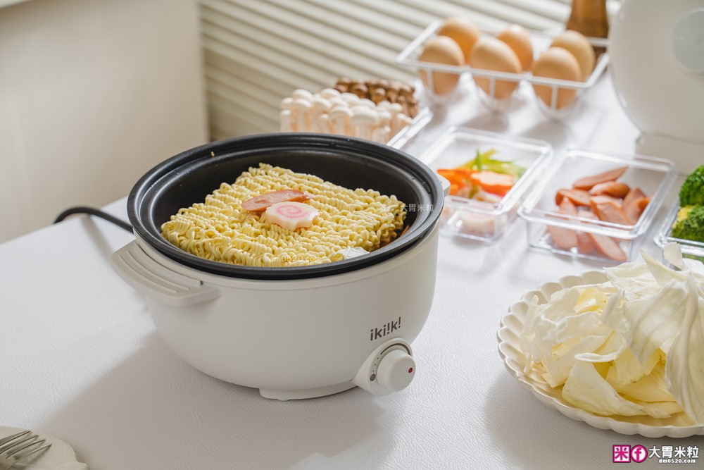 租屋族料理神器「ikiiki 和風多功能料理鍋」蒸煎炸煮鍋+凹槽防油罩+可堆疊~超省空間│多功能料理鍋推薦