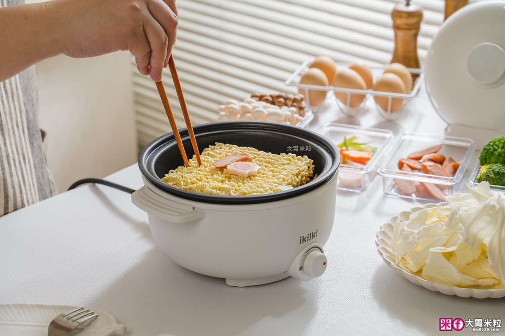 租屋族料理神器「ikiiki 和風多功能料理鍋」蒸煎炸煮鍋+凹槽防油罩+可堆疊~超省空間│多功能料理鍋推薦