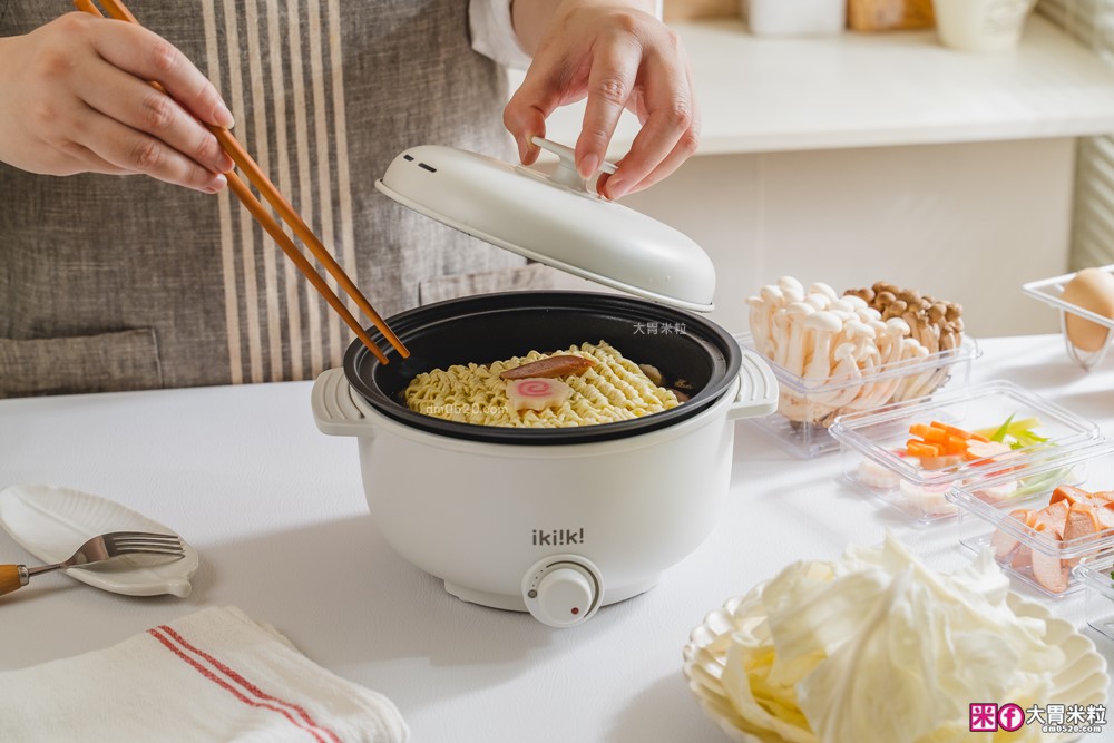 租屋族料理神器「ikiiki 和風多功能料理鍋」蒸煎炸煮鍋+凹槽防油罩+可堆疊~超省空間│多功能料理鍋推薦