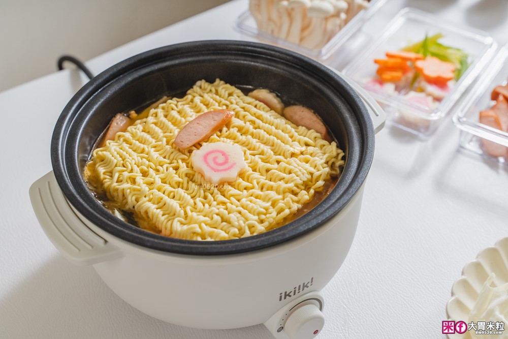 租屋族料理神器「ikiiki 和風多功能料理鍋」蒸煎炸煮鍋+凹槽防油罩+可堆疊~超省空間│多功能料理鍋推薦