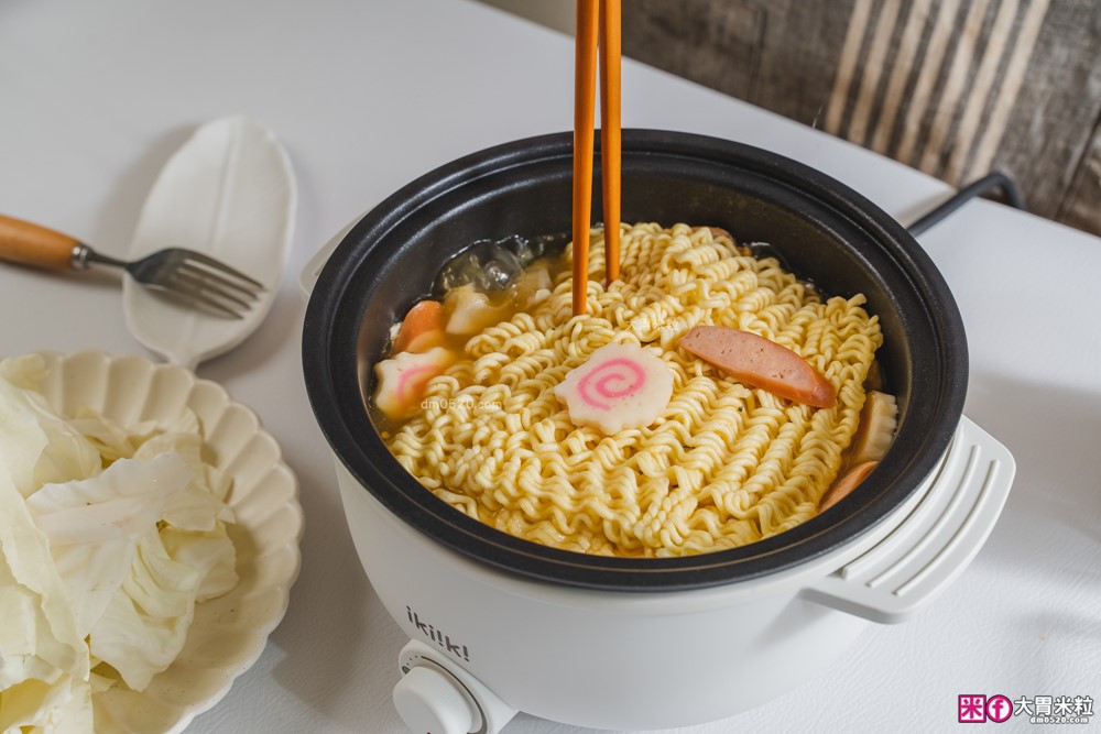 租屋族料理神器「ikiiki 和風多功能料理鍋」蒸煎炸煮鍋+凹槽防油罩+可堆疊~超省空間│多功能料理鍋推薦