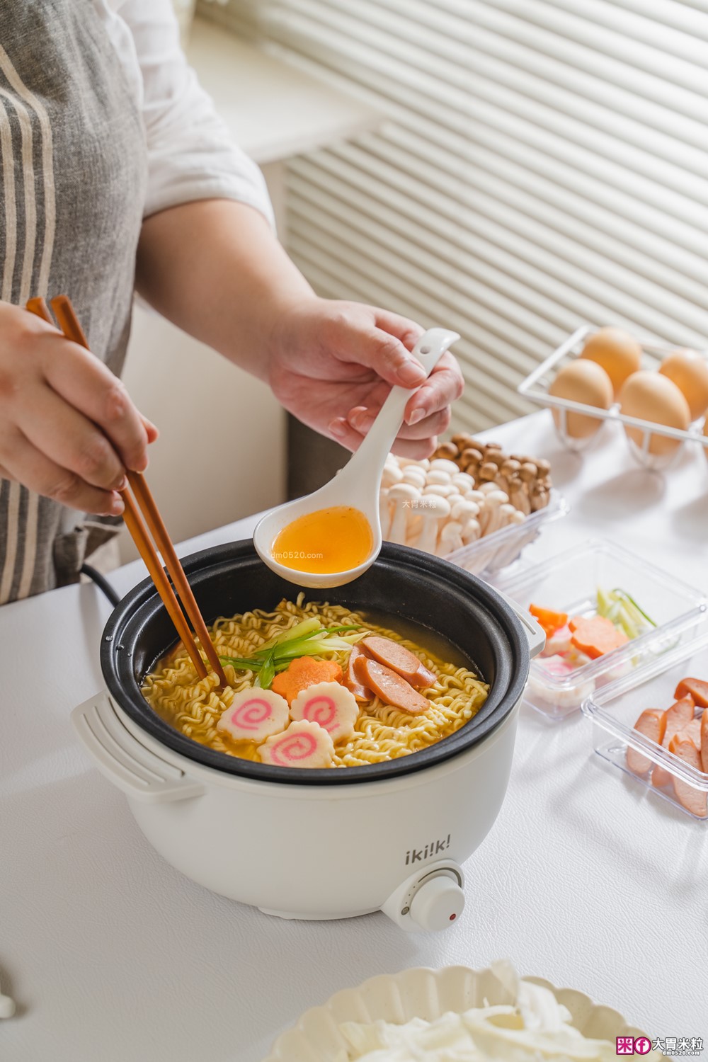 租屋族料理神器「ikiiki 和風多功能料理鍋」蒸煎炸煮鍋+凹槽防油罩+可堆疊~超省空間│多功能料理鍋推薦