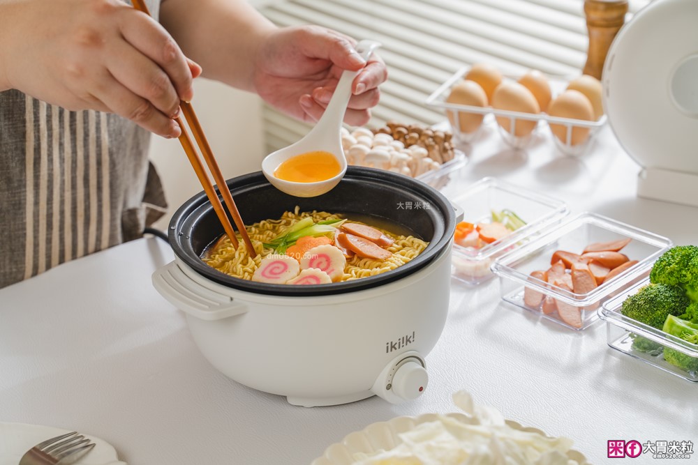 租屋族料理神器「ikiiki 和風多功能料理鍋」蒸煎炸煮鍋+凹槽防油罩+可堆疊~超省空間│多功能料理鍋推薦