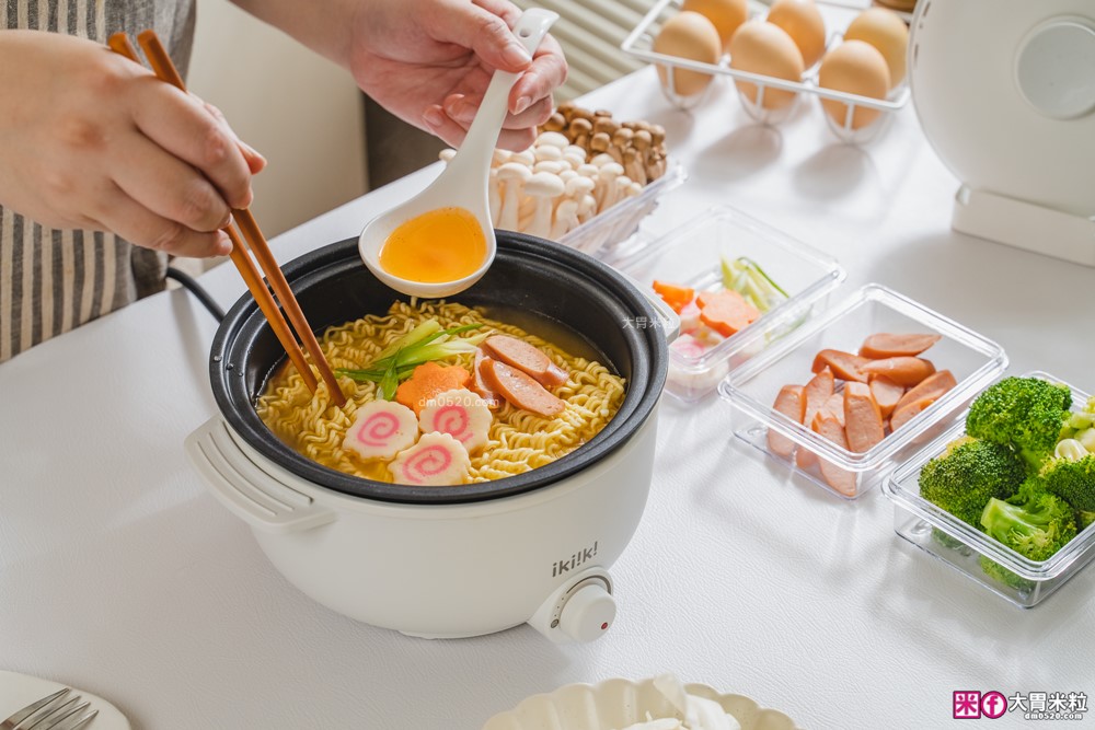 租屋族料理神器「ikiiki 和風多功能料理鍋」蒸煎炸煮鍋+凹槽防油罩+可堆疊~超省空間│多功能料理鍋推薦