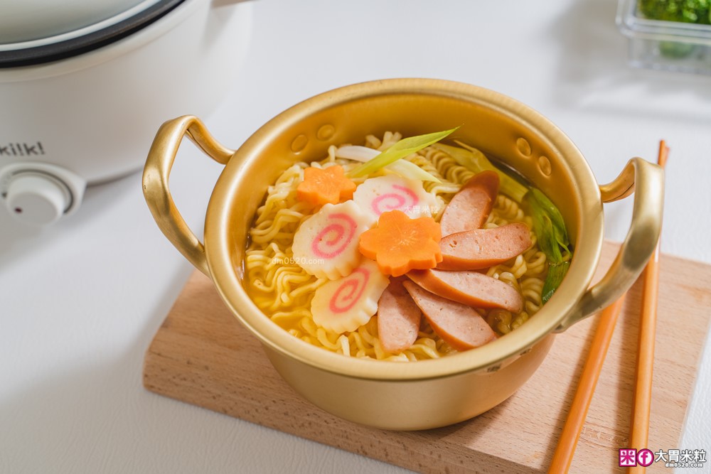 租屋族料理神器「ikiiki 和風多功能料理鍋」蒸煎炸煮鍋+凹槽防油罩+可堆疊~超省空間│多功能料理鍋推薦