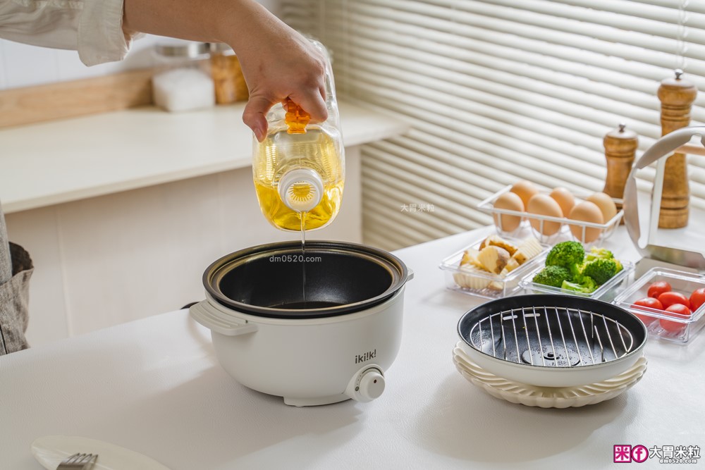 租屋族料理神器「ikiiki 和風多功能料理鍋」蒸煎炸煮鍋+凹槽防油罩+可堆疊~超省空間│多功能料理鍋推薦
