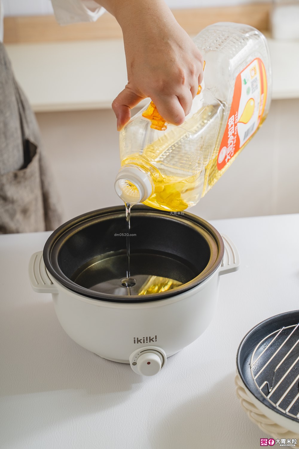 租屋族料理神器「ikiiki 和風多功能料理鍋」蒸煎炸煮鍋+凹槽防油罩+可堆疊~超省空間│多功能料理鍋推薦