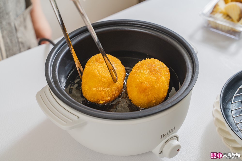 租屋族料理神器「ikiiki 和風多功能料理鍋」蒸煎炸煮鍋+凹槽防油罩+可堆疊~超省空間│多功能料理鍋推薦