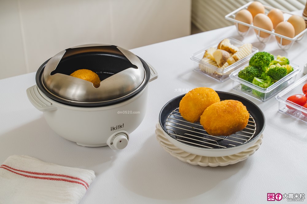 租屋族料理神器「ikiiki 和風多功能料理鍋」蒸煎炸煮鍋+凹槽防油罩+可堆疊~超省空間│多功能料理鍋推薦