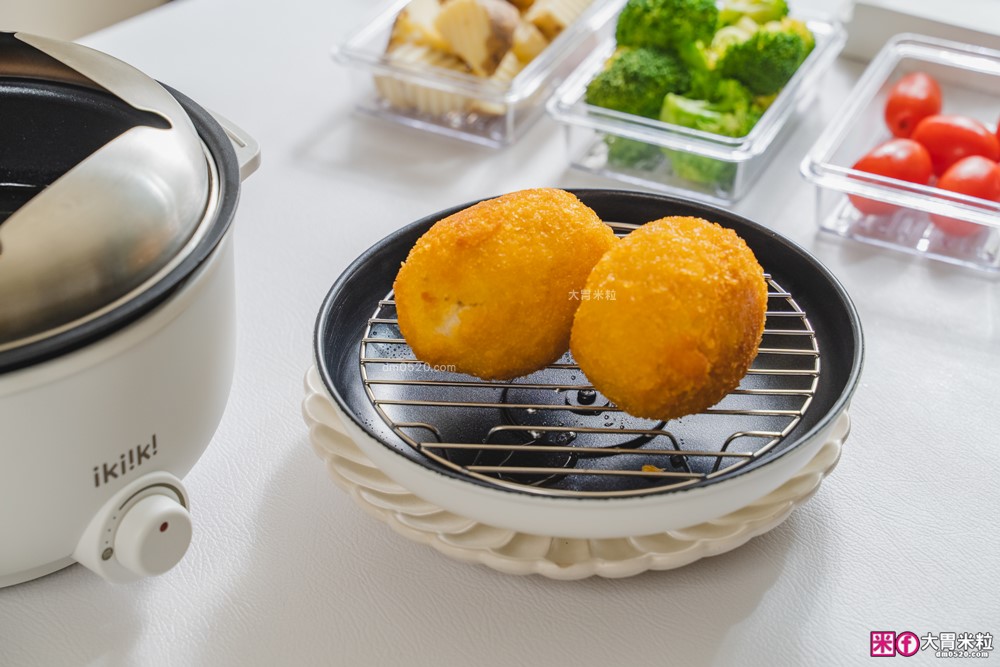 租屋族料理神器「ikiiki 和風多功能料理鍋」蒸煎炸煮鍋+凹槽防油罩+可堆疊~超省空間│多功能料理鍋推薦