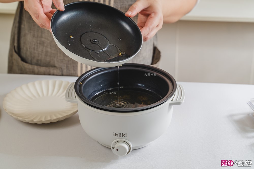 租屋族料理神器「ikiiki 和風多功能料理鍋」蒸煎炸煮鍋+凹槽防油罩+可堆疊~超省空間│多功能料理鍋推薦