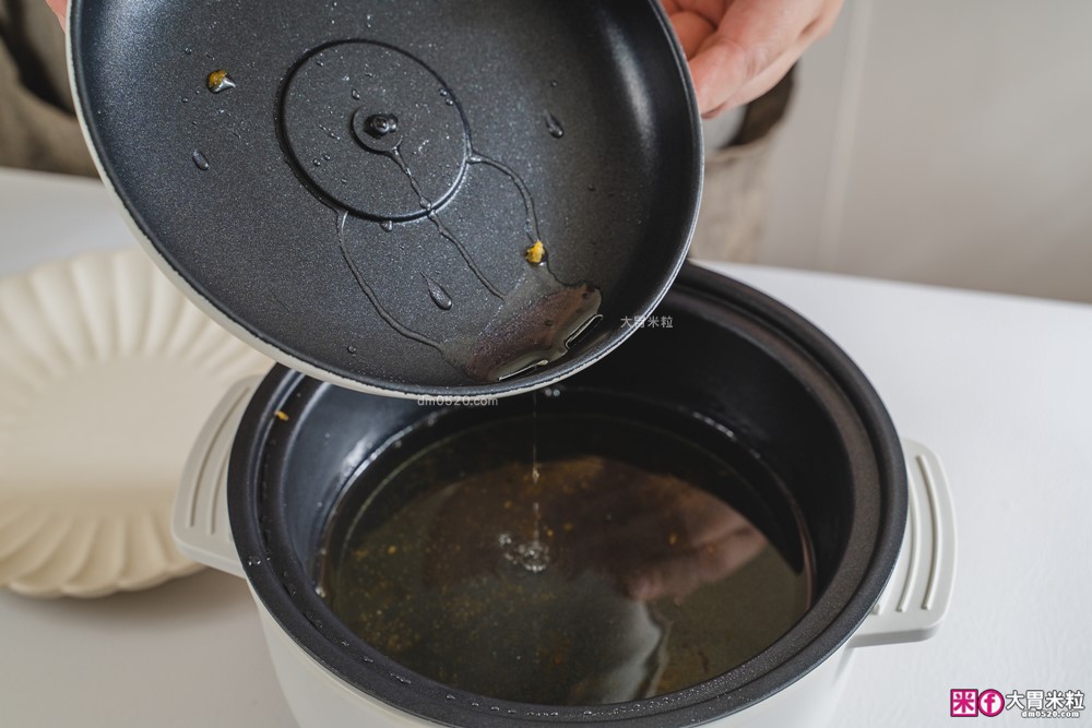 租屋族料理神器「ikiiki 和風多功能料理鍋」蒸煎炸煮鍋+凹槽防油罩+可堆疊~超省空間│多功能料理鍋推薦