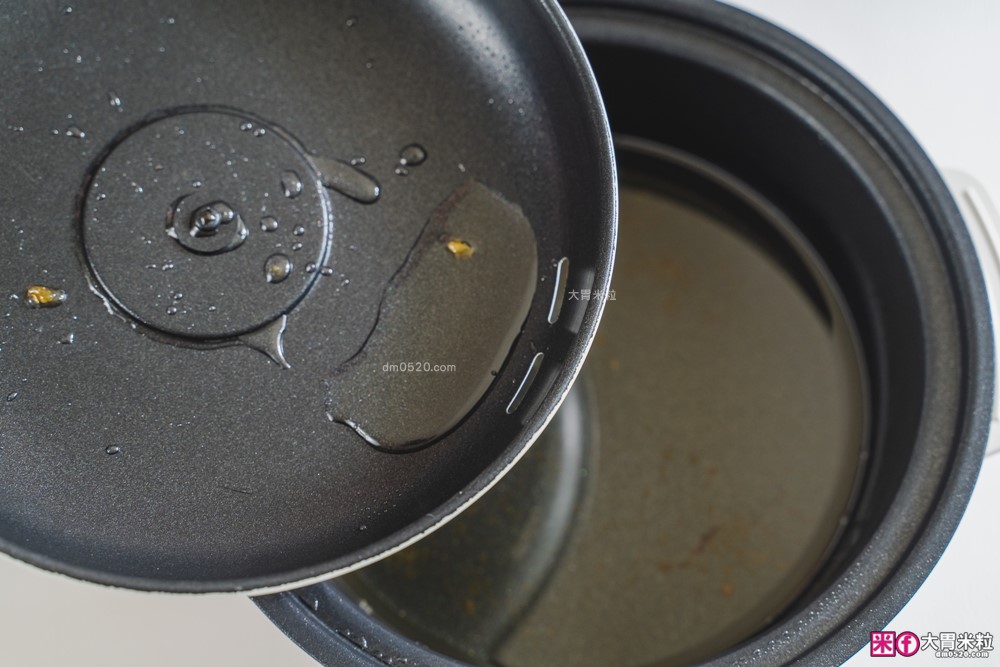 租屋族料理神器「ikiiki 和風多功能料理鍋」蒸煎炸煮鍋+凹槽防油罩+可堆疊~超省空間│多功能料理鍋推薦