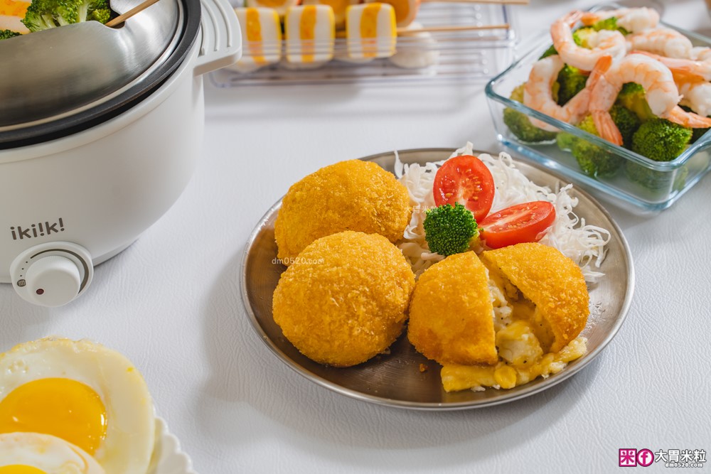 租屋族料理神器「ikiiki 和風多功能料理鍋」蒸煎炸煮鍋+凹槽防油罩+可堆疊~超省空間│多功能料理鍋推薦