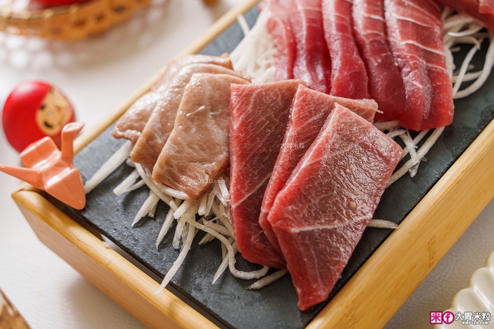 不用跑東港~「華得水產」屏東東港黑鮪魚宅配到府~爆吃「黑鮪魚生魚片上腹/下腹/皮油生魚片」開箱