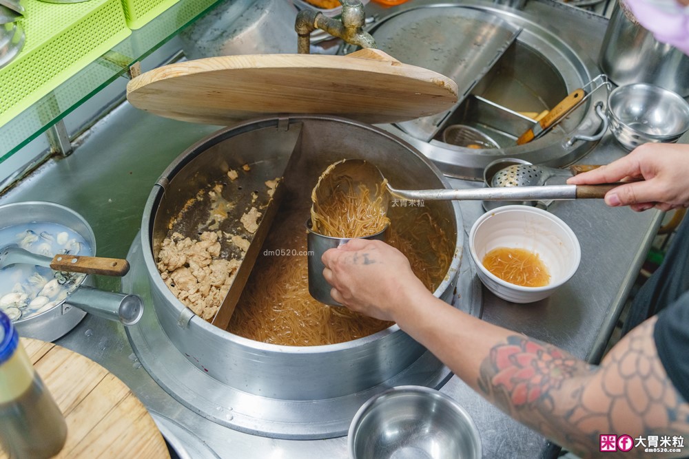 食尚玩家推薦！蘆洲「樂福麵線」獨家特調蒜醬×爆量大腸鮮蚵~在地人激推蘆洲銅板小吃