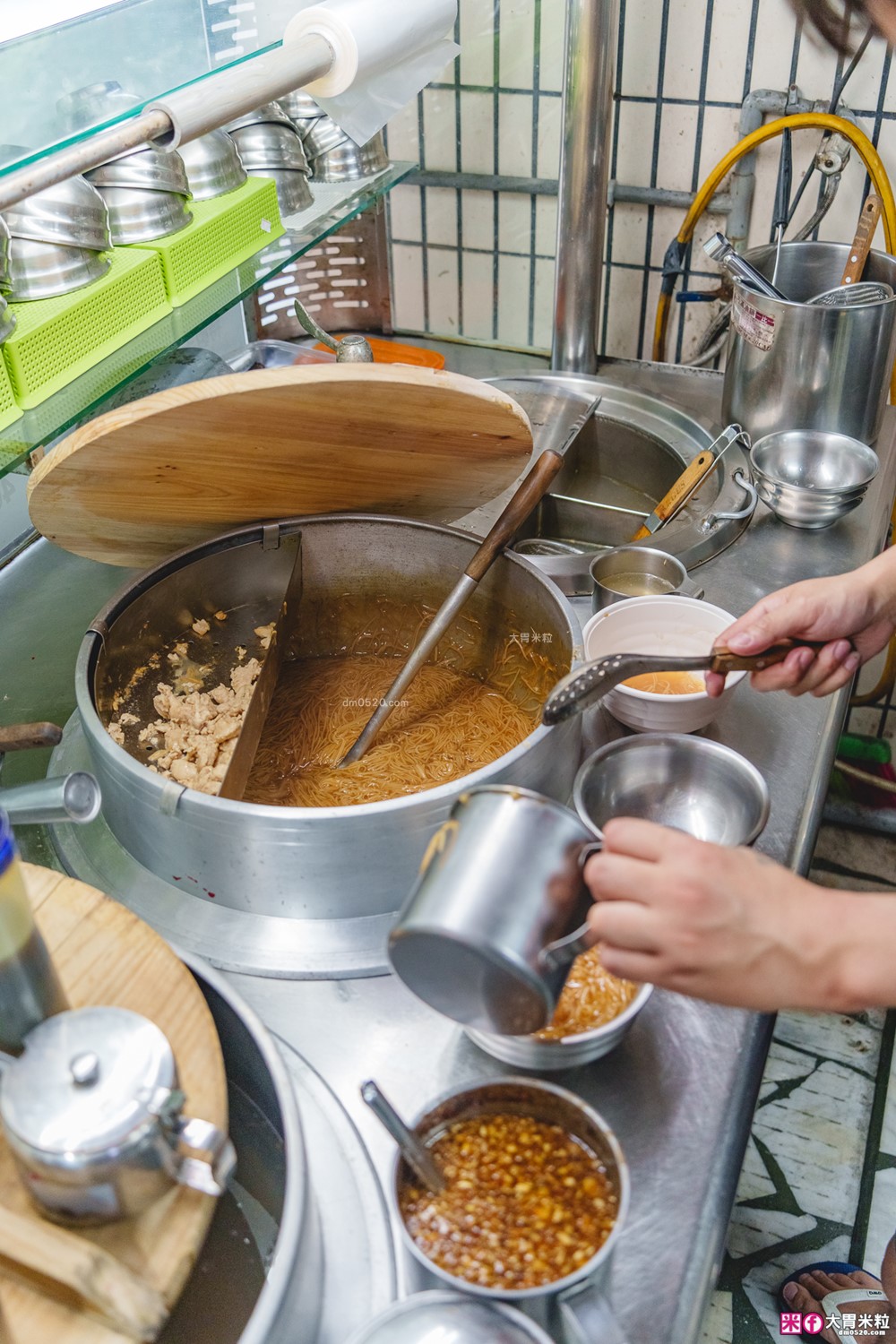 食尚玩家推薦！蘆洲「樂福麵線」獨家特調蒜醬×爆量大腸鮮蚵~在地人激推蘆洲銅板小吃