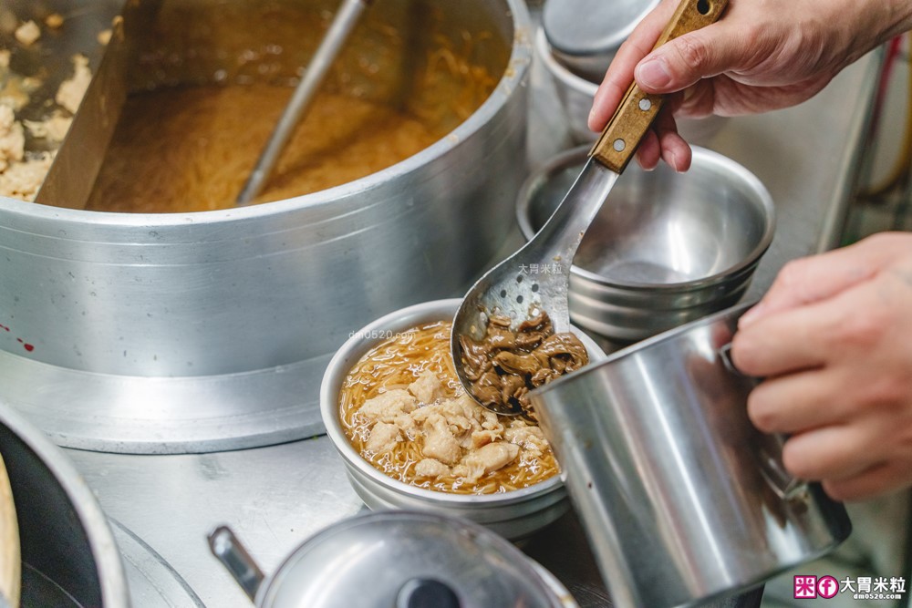 食尚玩家推薦！蘆洲「樂福麵線」獨家特調蒜醬×爆量大腸鮮蚵~在地人激推蘆洲銅板小吃
