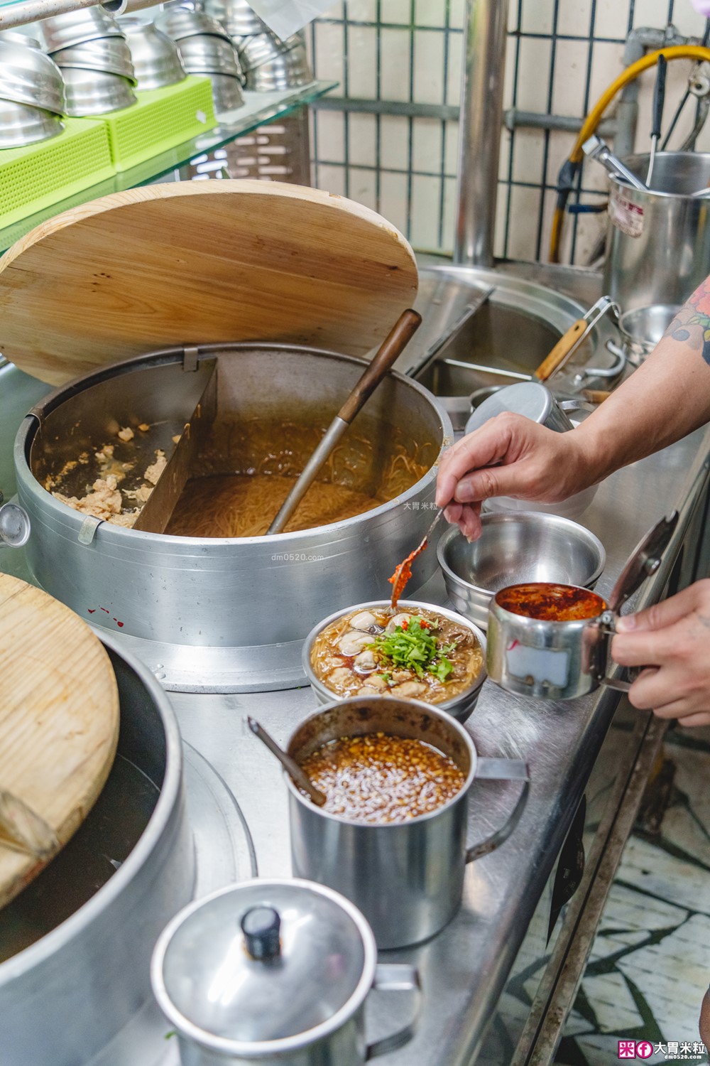 食尚玩家推薦！蘆洲「樂福麵線」獨家特調蒜醬×爆量大腸鮮蚵~在地人激推蘆洲銅板小吃