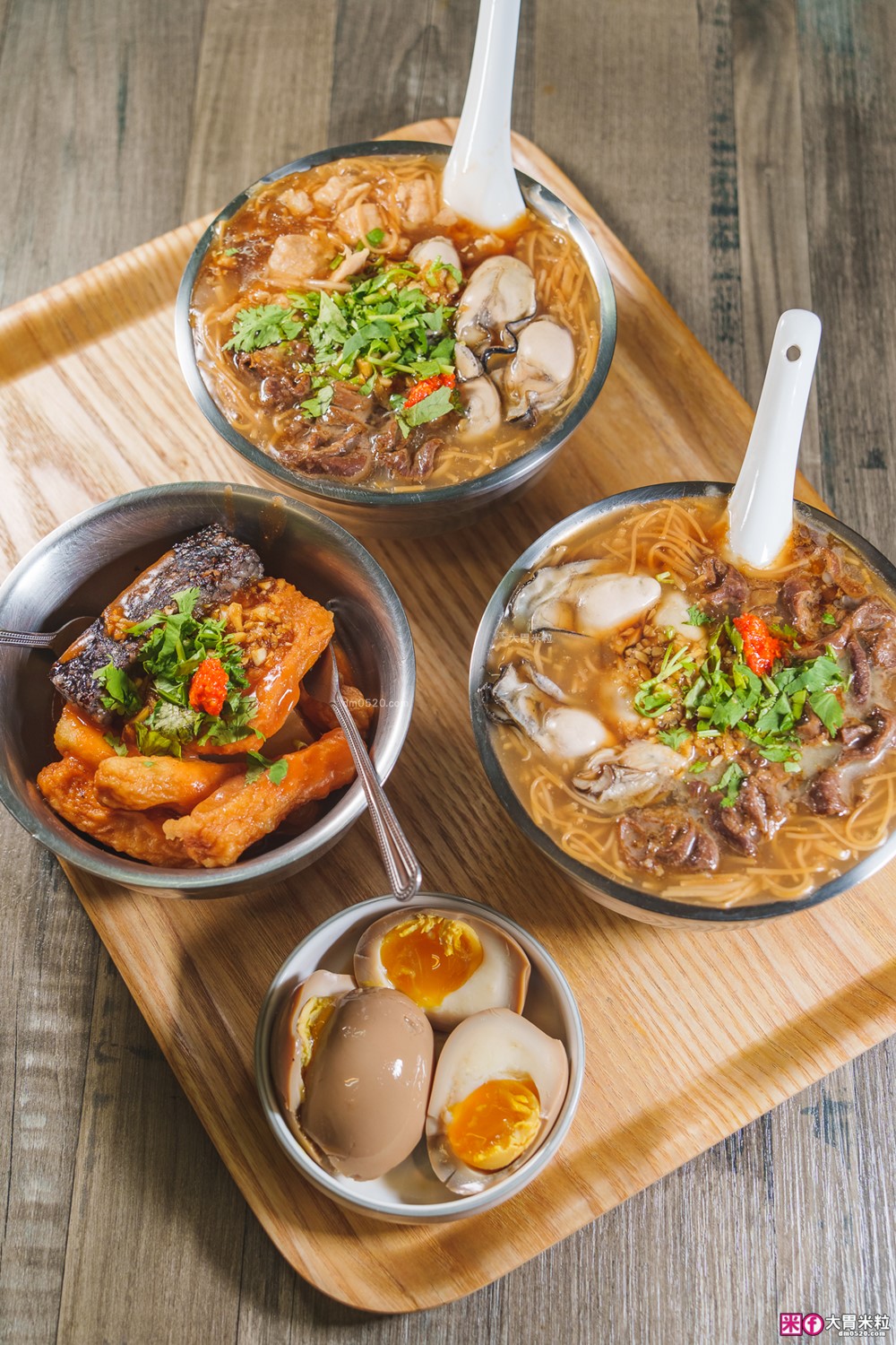 食尚玩家推薦！蘆洲「樂福麵線」獨家特調蒜醬×爆量大腸鮮蚵~在地人激推蘆洲銅板小吃