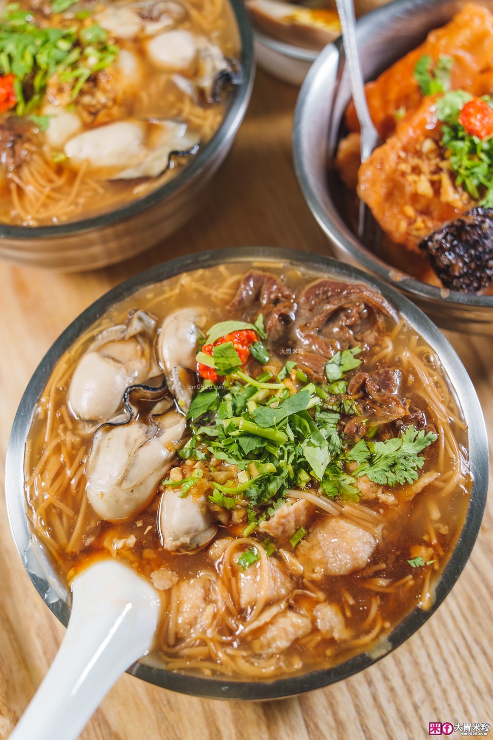 食尚玩家推薦！蘆洲「樂福麵線」獨家特調蒜醬×爆量大腸鮮蚵~在地人激推蘆洲銅板小吃